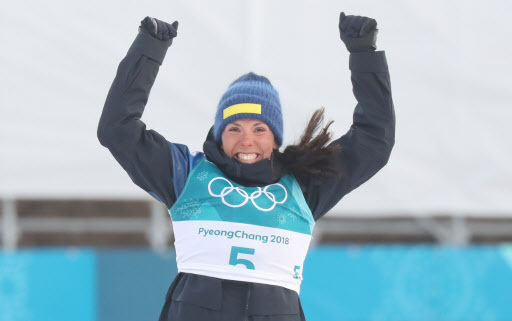 Sweden’s cross-country skier Charlotte Kalla jumps for joy after winning a gold medal in skiathlon. (Yonhap)