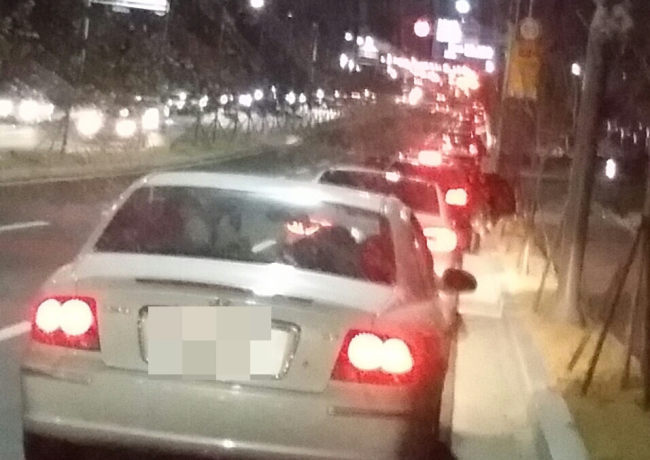 Automobiles evacuated in Pohang due to the 4.6 tremor on Feb. 11, 2018. (Yonhap)