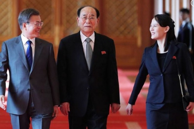 South Korea's President Moon Jae-in (L) walks with Kim Yo Jong (R) and North Korea's ceremonial head of state Kim Yong Nam (C)  at the presidential Blue House in Seoul. (Yonhap)