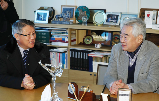 World Taekwondo President Choue Chung-won (R) speaks with Ri Yong-son, head of the International Taekwondo Federation, at his office in Seoul on Feb. 11, 2018. (Yonhap)