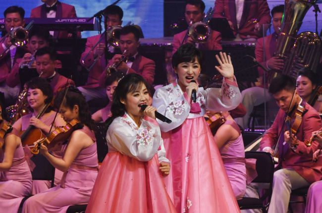 North Korea's Samjiyon art troupe performs the Gangneung Arts Center in Gangneung on Thursday. (Yonhap)