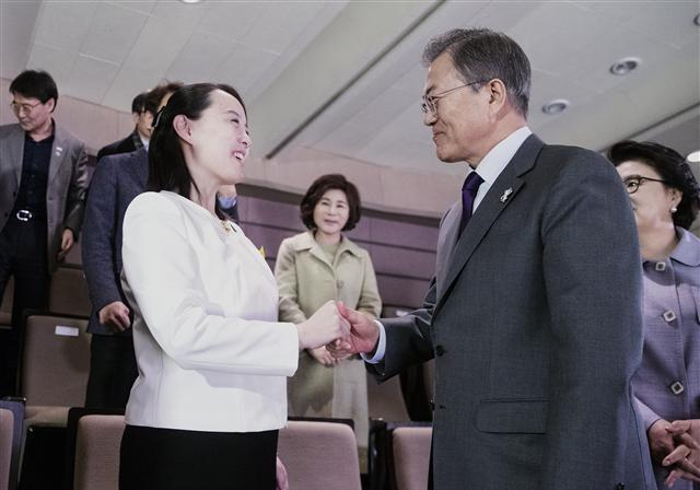 문재인 대통령이 김정은 북한 노동당 위원장의 평양 초청과 관련, 늦어도 평창 동계패럴림픽 폐막 전 대북특사를 파견해 남북 정상회담의 ‘여건’ 조성에 속도를 낼 계획인 것으로 알려졌다.  사진은 문 대통령이 11일 오후 서울 국립중앙극장 해오름극장에서 열린 북한 삼지연 관현악단 공연을 마치고 김여정 당 중앙위 제1부부장과 악수를 나누는 모습.  [연합뉴스]