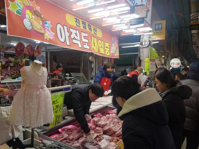 11일 인천 남구 신기남부종합시장의 한 정육점 앞에 설 차례상에 올릴 고기를 사려는 사람들로 북적거렸다.