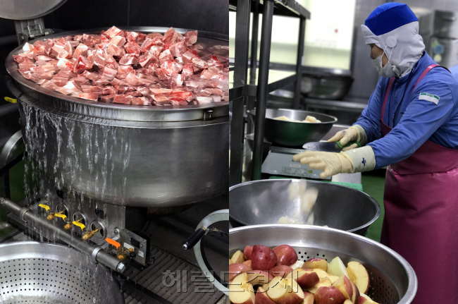핏물을 빼기 위한 갈비찜 고기들이 물에 담가져있다.(왼쪽) 다른 한켠에서는 갈비 양념에 들어갈 사과 등 과일을 손질중이다. [사진=김지윤 기자/ summer@heraldcorp.com]