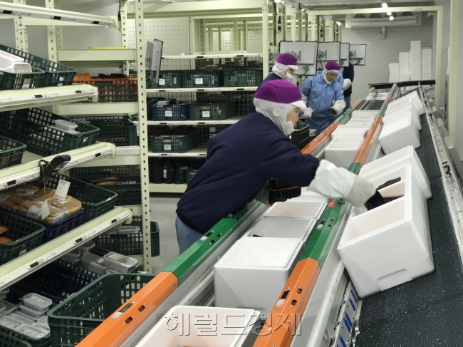 배송직원들이 완성된 반찬을 담고 있다. 더반찬 의 배송시스템(DMPS)은 6000건(단품 6만6000개), 최대 1만건(단품 11만개)까지 주문량을 처리할 수 있다. 이번 설 시즌 늘어난 주문량을 맞추기 위해 단기 배송직원을 10여명 늘렸다. [사진=김지윤 기자/ summer@heraldcorp.com]