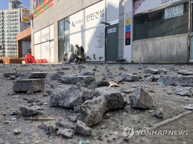 지난 11일 경북 포항에서 규모 4.6 지진이 일어난 뒤 포항시 북구 장성동 한 건물 외벽이 부서져 길에 파편이 떨어져 있다. (사진=연합뉴스)