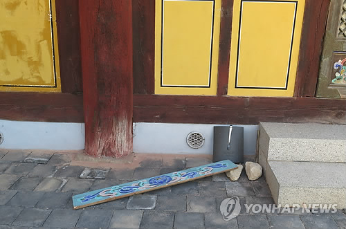 11일 새벽 경북 포항에서 발생한 규모 4.6 지진 영향으로 보경사 대웅전 처마에 있던 연화문 목조 부재가 바닥으로 떨어져 나뒹굴고 있다. 2018.2.11. [독자제공=연합뉴스]
