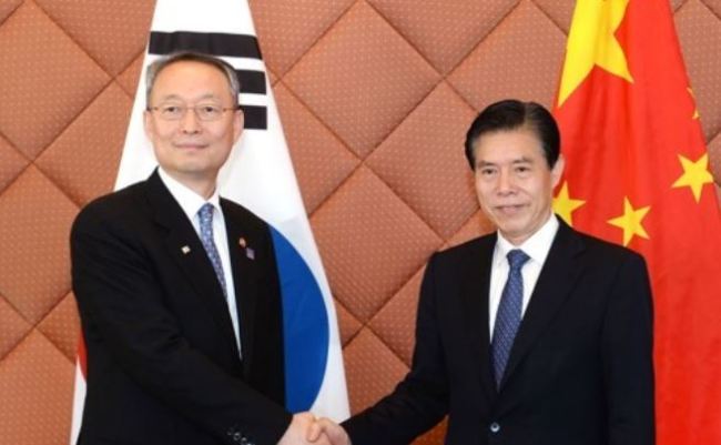 Paik Un-gyu (L), South Korea's ministry of trade, industry and energy, meets his Chinese counterpart Zhong Shan in Beijing on Dec. 15, 2017, in this photo provided by his ministry. (Yonhap)