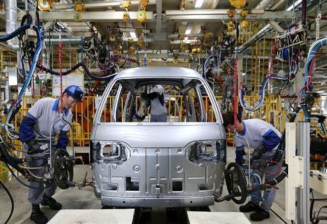 GM Korea workers at the carmaker's Changwon plant assemble a Damas mini van for sale. (Yonhap)