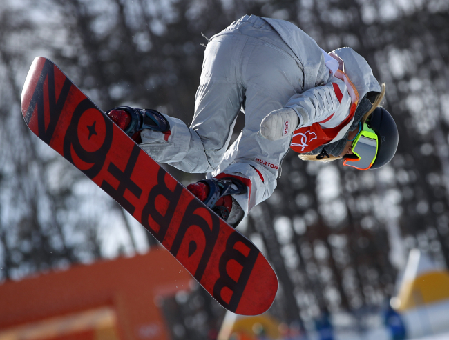 US freestyle snowboarder Chloe Kim competes in the women's halfpipe qualifying round at the PyeongChang Winter Olympics at Phoenix Snow Park in PyeongChang, Gangwon Province, on Feb. 12, 2018. (Yonhap)