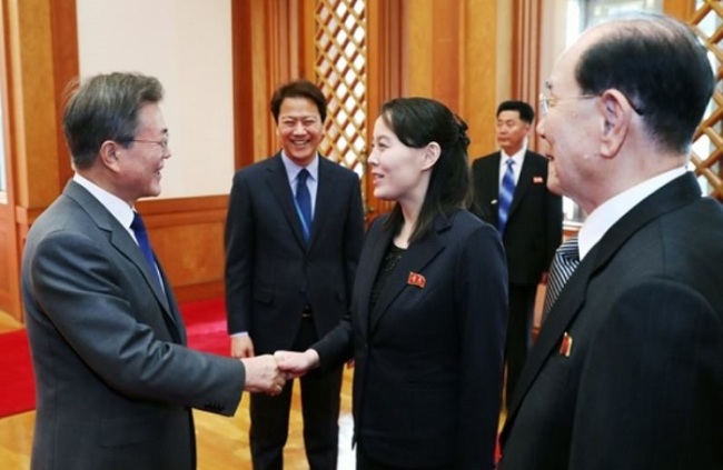 President Moon Jae-in shakes hands with North Korea's Kim Yo-jong at Cheong Wa Dae. (Yonhap)