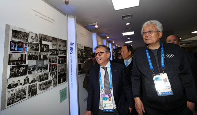 Chang Ung (Right) at Olympics photo exhibition at Gangneung city hall, Monday. (Yonhap)