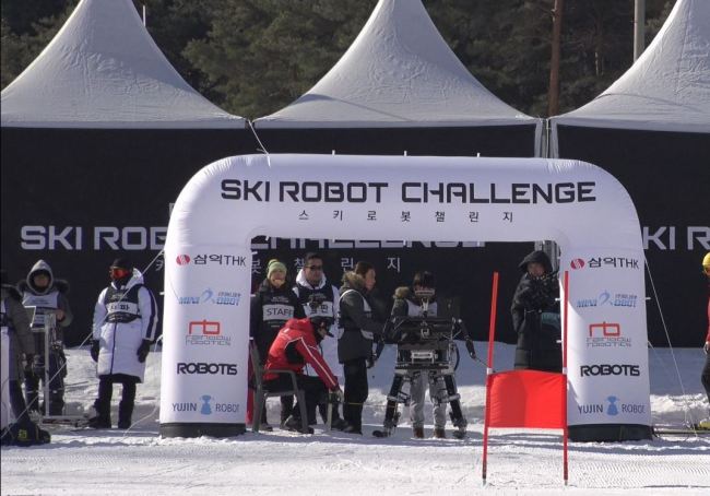 Robots compete in the Ski Robot Challenge at the Welli Hilli Park ski resort in Hoengseong, Gangwon Province. (Park Ju-young/The Korea Herald)