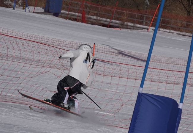 A robot crashes while competing in the Ski Robot Challenge at the Welli Hilli Park ski resort in Hoengseong, Gangwon Province. (Park Ju-young/The Korea Herald)