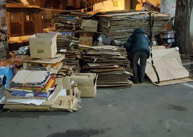 지난달 수도권의 평균 폐지 가격은 ㎏당 136원을 기록했다. 전달과 비교하면 한 달 새 7원 가까이 내린 셈이다. 폐지 가격은 지난해 10월 148월까지 올랐지만, 최근 매달 하락세를 보이고 있다.