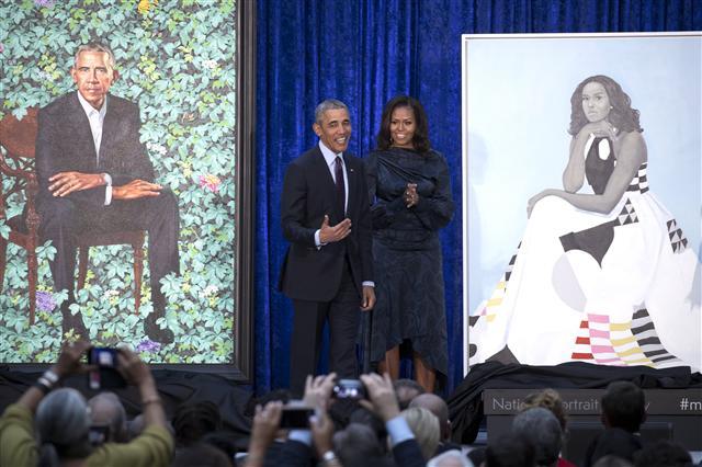 <YONHAP PHOTO-1602> epa06518831 Former US President Barack Obama (L) and former First Lady Michelle Obama (R) participate in the unveiling of their official portraits at the Smithsonian's National Portrait Gallery in Washington, DC, USA, on 12 February 2018. President Obama's portrait, painted by Kehinde Wiley, will be permanently installed in the Portrait Gallery's 'American Presidents' exhibition. EPA/SHAWN THEW/2018-02-13 05:45:33/ <저작권자 ⓒ 1980-2018 ㈜연합뉴스. 무단 전재 재배포 금지.>