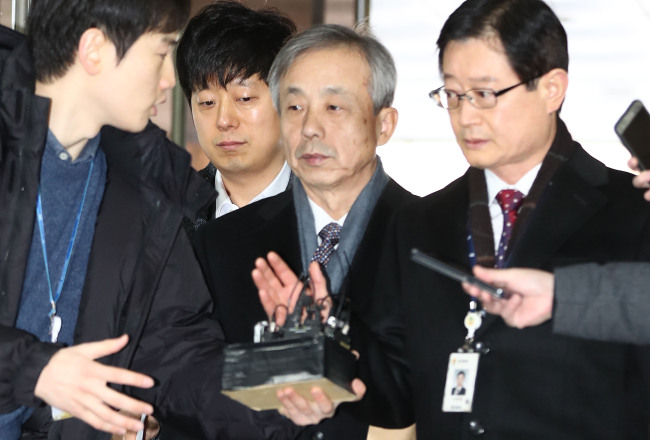 This photo filed on Feb. 12, 2018, shows Lee Hyun-dong, former National Tax Service commissioner, arriving at the Seoul Central District Court to attend a hearing on his arrest warrant over suspected involvement in a covert NIS operation. (Yonhap)