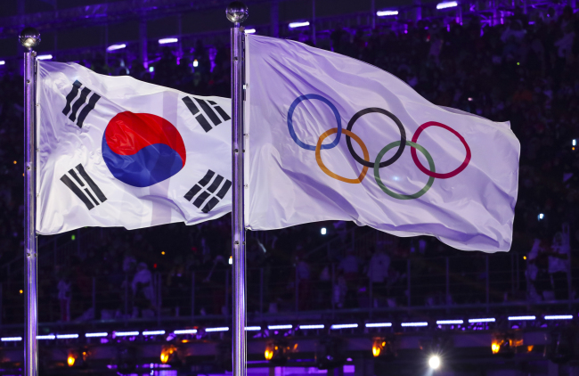 <YONHAP PHOTO-9139> [올림픽] 바람에 펄럭이는 태극기와 오륜기 (평창=연합뉴스) 홍해인 기자 = 9일 평창 올림픽스타디움에서 열린 2018 평창동계올림픽 개막식에서 태극기와 오륜기가 게양돼 있다. 2018.2.9 mon@yna.co.kr/2018-02-09 23:02:42/ <저작권자 ⓒ 1980-2018 ㈜연합뉴스. 무단 전재 재배포 금지.>
<YONHAP PHOTO-9139> [올림픽] 바람에 펄럭이는 태극기와 오륜기 (평창=연합뉴스) 홍해인 기자 = 9일 평창 올림픽스타디움에서 열린 2018 평창동계올림픽 개막식에서 태극기와 오륜기가 게양돼 있다. 2018.2.9 mon@yna.co.kr/2018-02-09 23:02:42/ <저작권자 ⓒ 1980-2018 ㈜연합뉴스. 무단 전재 재배포 금지.>