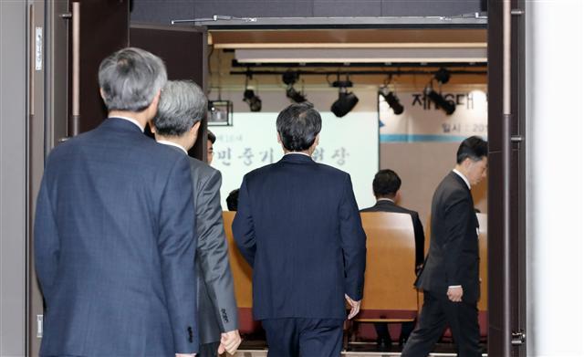 과거 기자들과의 저녁 자리에서 부적절한 발언을 했다는 지적이 제기돼 논란이 일고 있는 민중기 신임 서울중앙지방법원장이 13일 오전 서울중앙지방법원에서 열린 취임식에 참석하고 있다. 이날 법원 측은 이례적으로 취임식 언론 취재를 불허했다.  [연합뉴스]