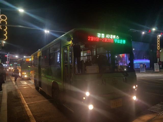 평창동계올림픽을 맞아 무료로 운영되고 있는 강릉 시내버스(왼쪽 사진). 한글로만 씌여져 있는 버스정류장 이정표 모습(오른쪽 사진).