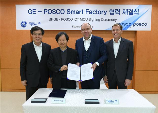 지난 12일 대치동 포스코센터에서 포스코와 GE가 양사간의 스마트팩토리 플랫폼 접목을 위한 협력 체결식을 가졌다. 왼쪽부터 포스코 권오준 회장, 포스코 ICT 최두환 사장, BHGE 마티아스 하일만 CDO, 바우터 반 월시 GE 아시아-태평양지역총괄 CEO.
[제공=포스코]