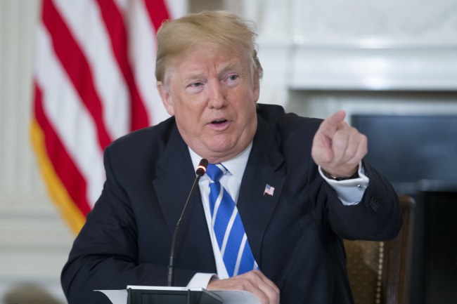 <YONHAP PHOTO-1642> epa06518782 US President Donald J. Trump speaks while attending a meeting on infrastructure with State and local officials, in the State Dining Room of the White House, in Washington, DC, USA, 12 February 2018. Trump has unveiled a 1.5 trillion USD infrastructure proposal, with 200 billion USD taken from spending reductions in the White House budget. EPA/MICHAEL REYNOLDS/2018-02-13 05:46:32/ <저작권자 ⓒ 1980-2018 ㈜연합뉴스. 무단 전재 재배포 금지.>
<YONHAP PHOTO-1642> epa06518782 US President Donald J. Trump speaks while attending a meeting on infrastructure with State and local officials, in the State Dining Room of the White House, in Washington, DC, USA, 12 February 2018. Trump has unveiled a 1.5 trillion USD infrastructure proposal, with 200 billion USD taken from spending reductions in the White House budget. EPA/MICHAEL REYNOLDS/2018-02-13 05:46:32/ <저작권자 ⓒ 1980-2018 ㈜연합뉴스. 무단 전재 재배포 금지.>