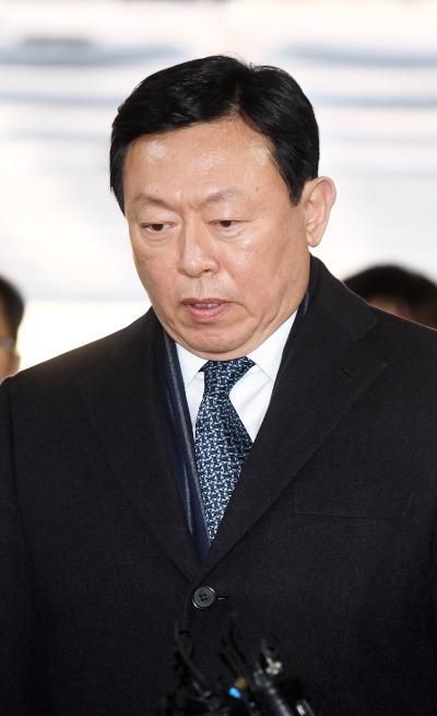 국정농단 사건과 관련, 뇌물공여 혐의로 기소된 신동빈 롯데그룹 회장이 13일 오후 서울 서초구 서울중앙지방법원에서 열린 1심 선고공판에서 징역 2년 6개월에 추징금 70억원을 선고받아 법정구속됐다. [사진=연합뉴스]