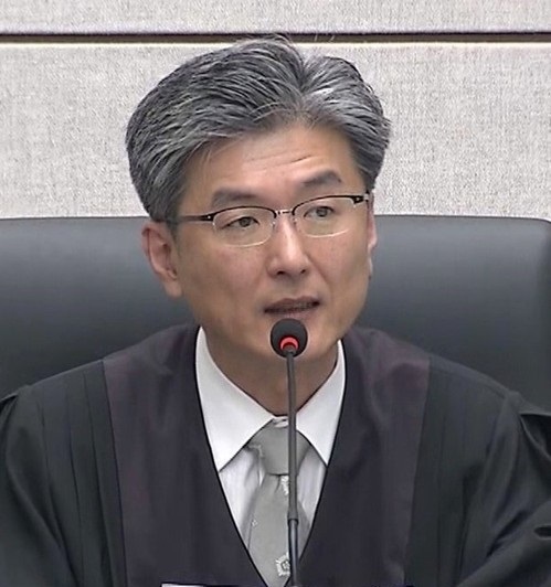 국정농단 비선실세인 최순실에게 1심 선거공판서 징역 20년과 벌금 180억원을 선고한 서울중앙지법 김세윤 부장판사.[사진=연합뉴스]