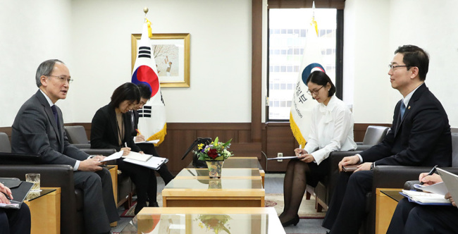 Japanese Ambassador to South Korea Yasumasa Nagamine meets with Vice Unification Minister Chun Hae-sung on Tuesday. (Yonhap)