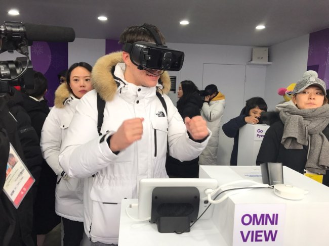 A visitor to KT’s 5G ICT Zone at the Alpensia Cross-Country Centre experiences omnipoint view, a 5G-dependent video service, during the men’s 30-kilometer cross-country skiathlon finals, Sunday. (Lim Jeong-yo/The Korea Herald)