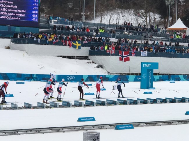 Olympic athletes compete in the men’s 30-kilometer cross-country skiathlon finals at the Alpensia Cross Country Centre in PyeongChang, Gangwon Province, Sunday. (Lim Jeong-yo/The Korea Herald)
