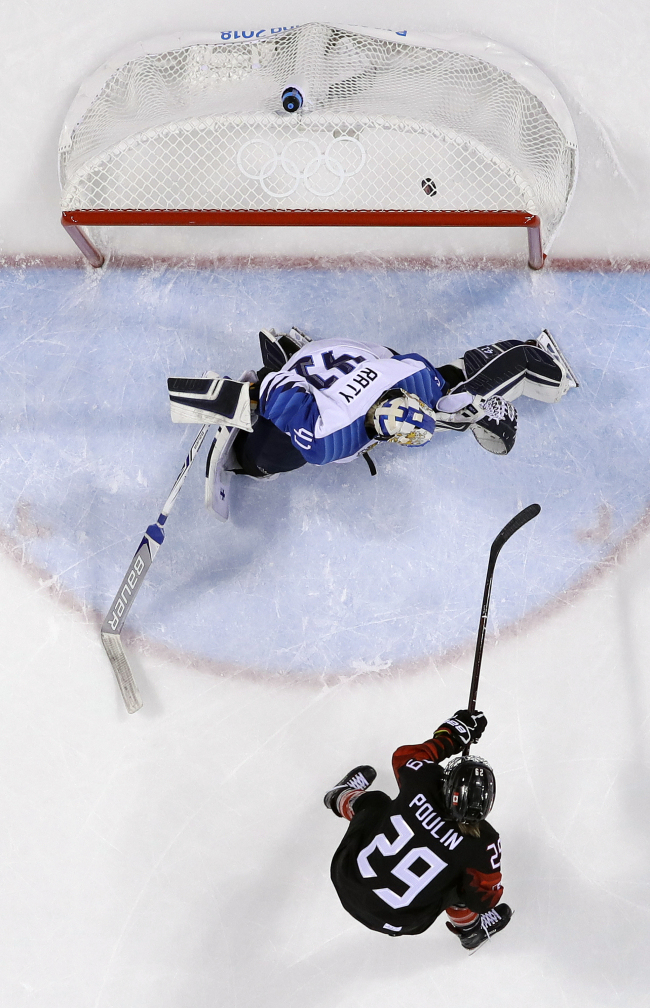 Marie-Philip Poulin (29), of Canada, shoots a goal against Noora Raty (41), of Finland, during the first period of the preliminary round of the women‘s hockey game at the 2018 Winter Olympics in Gangneung, Gangwon Province, Tuesday. (AP-Yonhap)