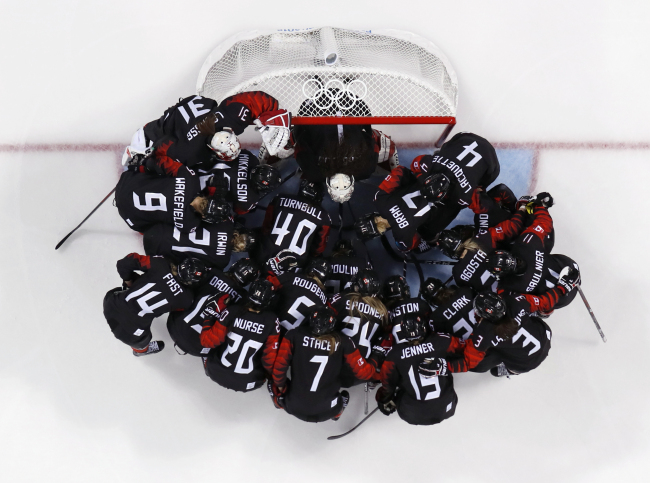Players from Canada gather before the preliminary round of the women's hockey game against Finland at the 2018 Winter Olympics in Gangneung, South Korea, Tuesday, Feb. 13, 2018. (AP-Yonhap)