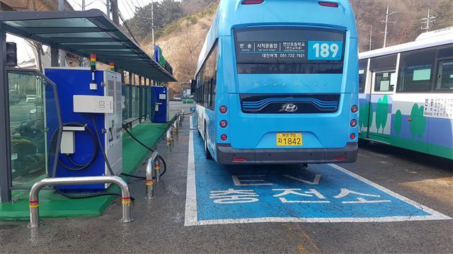 부산에서 운행중인 전기버스 ‘일렉시티’가 충전을 하고 있다.