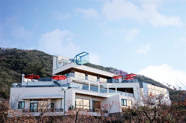 CJ푸드빌이 운영하는 투썸플레이스 춘천 구봉산점은 드라이브를 즐기며 들리기 좋은 곳이다. 벽 전체와 바닥이 투명한 유리로 된 스카이워크가 설치돼 짜릿한 경험을 선사한다.