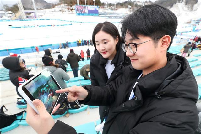 평창 알펜시아 크로스컨트리 센터를 찾은 관객들이 5G 단말을 이용해 원하는 선수의 영상을 볼 수 있는 ‘옴니뷰’ 서비스를 이용하고 있다.   한국전자통신연구원(ETRI)이 평창 ICT 체험관에서 고화질 대화면 영상기술(UWV)을 선보이고 있다.   2018 평창동계올림픽 개막식에서 선보였던 LED 촛불로 만든 비둘기 형상. 		 [제공=평창공동취재단·ETRI]