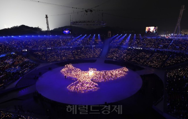 2018 평창동계올림픽 개막식에서 선보였던 LED 촛불로 만든 비둘기 형상 [평창공동취재단]