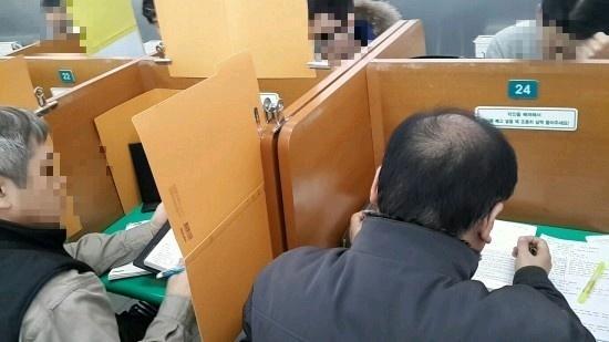 30년 가까이 은행에서 근무하던 이종덕 (60) 씨는 지난 10일 전라북도 전주에 공인중개사 사무실을 차렸다.