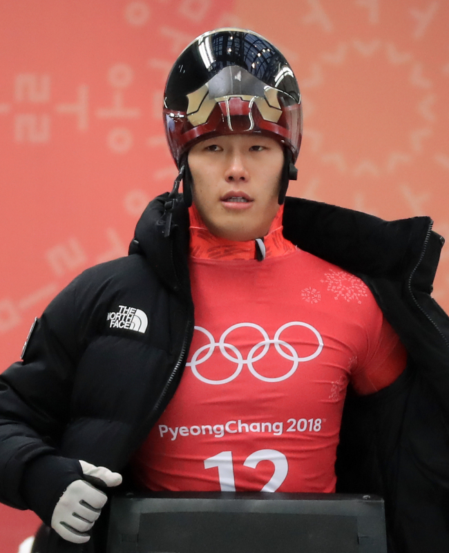 스켈레톤 세계랭킹 1위 윤성빈이 설 당일인 15일 황제 대관식에 도전한다. 앞서 13일 강원도 평창군 슬라이딩센터에서 열린 남자 스켈레톤 연습경기에서 대한민국 윤성빈이 출발 준비를 하고 있다. [사진=연합뉴스]