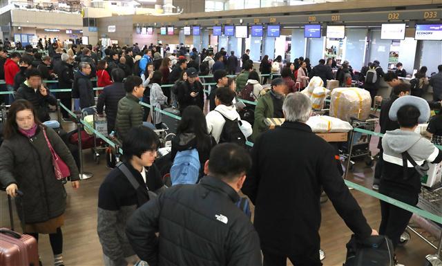 14일 오전 수많은 여행객들이 인천공항을 통해 해외로 나가고 있다. 올해 설 연휴 기간동안 해외로 떠나는 여행객들은 14∼15% 증가할 것으로 보인다.  [연합뉴스]
