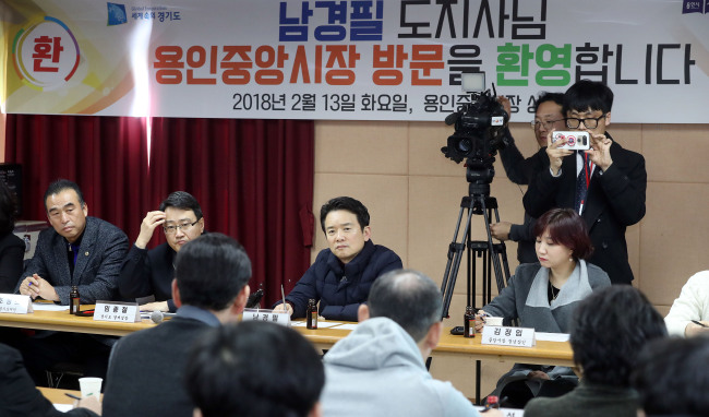 13일 용인중앙시장을 방문한 남경필 경기지사가 상인들과 대화하고있다.[사진제공=경기도]
13일 용인중앙시장을 방문한 남경필 경기지사가 상인들과 대화하고있다.[사진제공=경기도]