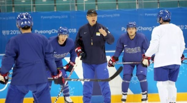 Jim Paek (C), head coach of the South Korean men's national hockey team, instructs his players during practice at Gangneung Hockey Centre in Gangneung, Gangwon Province, on Feb. 11, 2018. (Yonhap)