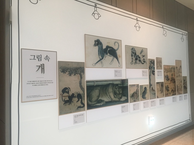 개를 소재로 한 사도세자·김홍도·장승업의 그림을 만날 수 있는 틈새 전시.[사진제공=수원광교박물관]
개를 소재로 한 사도세자·김홍도·장승업의 그림을 만날 수 있는 틈새 전시.[사진제공=수원광교박물관]