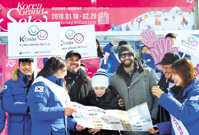 7일, 한국방문위원회가 운영하는 찾아가는 여행자 서비스센터에서 외국인 관광객들이 대학생미소국가대표의 안내를 받고 있다.
