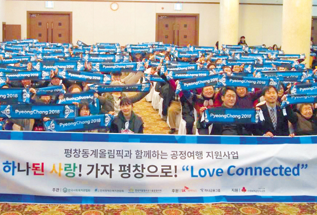 7일, 한국방문위원회가 운영하는 찾아가는 여행자 서비스센터에서 외국인 관광객들이 대학생미소국가대표의 안내를 받고 있다.