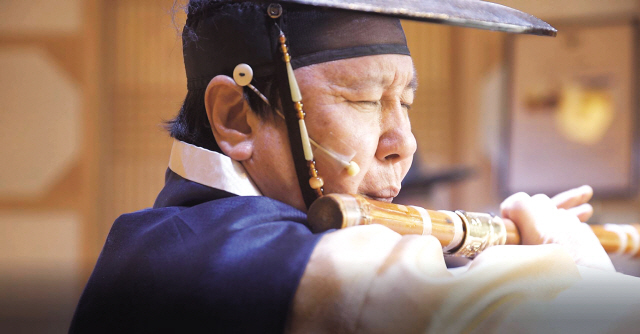 7일, 한국방문위원회가 운영하는 찾아가는 여행자 서비스센터에서 외국인 관광객들이 대학생미소국가대표의 안내를 받고 있다.