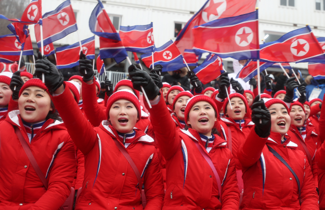 North Korean cheerleaders wave their national flag at Yongpyong Alpine Centre, the venue for alpine technical events at the PyeongChang Winter Olympics, in PyeongChang, 180 kilometers east of Seoul, on Feb. 14, 2018. (Yonhap)