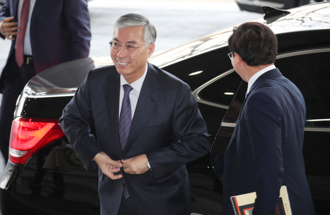 China's Ambassador to South Korea Qiu Guohong arrives at the Unification Ministry building for a meeting with Vice Minister Chun Hae-sung on Feb. 14, 2018. (Yonhap)
