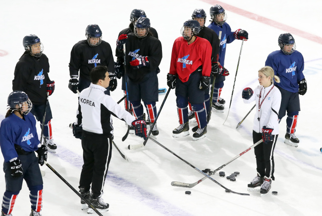 The joint Korean women's hockey team practices at Kwandong Hockey Training Centre in Gangneung, Gangwon Province, on Feb. 13, 2018. (Yonhap)