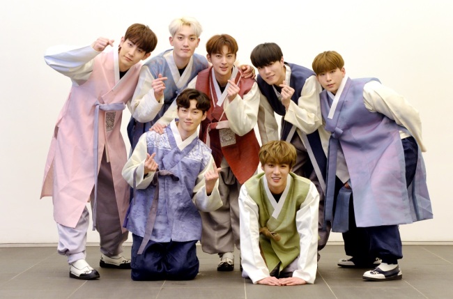 VAV poses after an interview with The Korea Herald in Seoul on Tuesday, wearing Korean traditional dress hanbok to celebrate the Lunar New Year holiday. (Park Hyun-koo / Korea Herald)
　
　